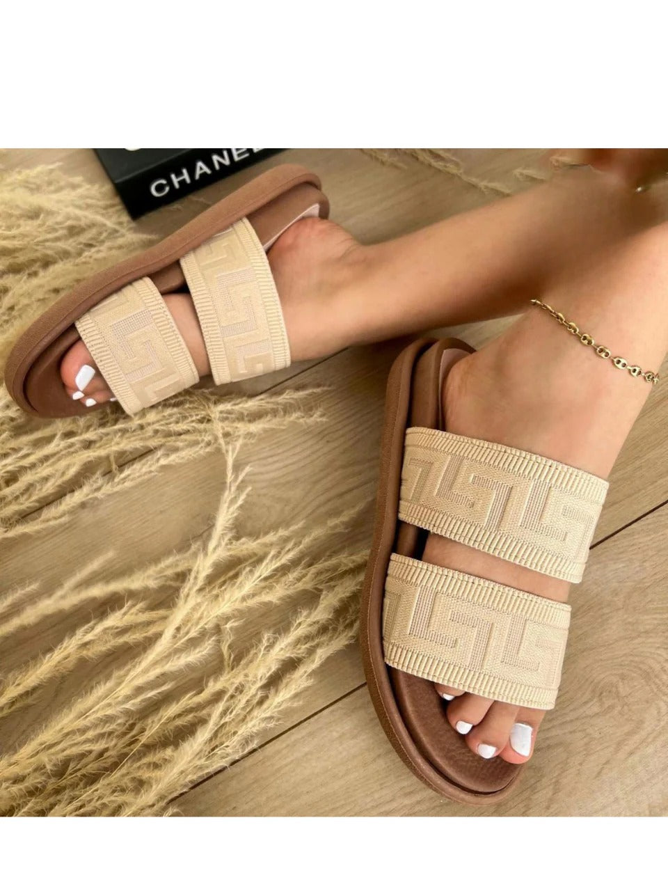 Sandalia Canoa Chanel® – Elegancia y Comodidad en Cada Paso